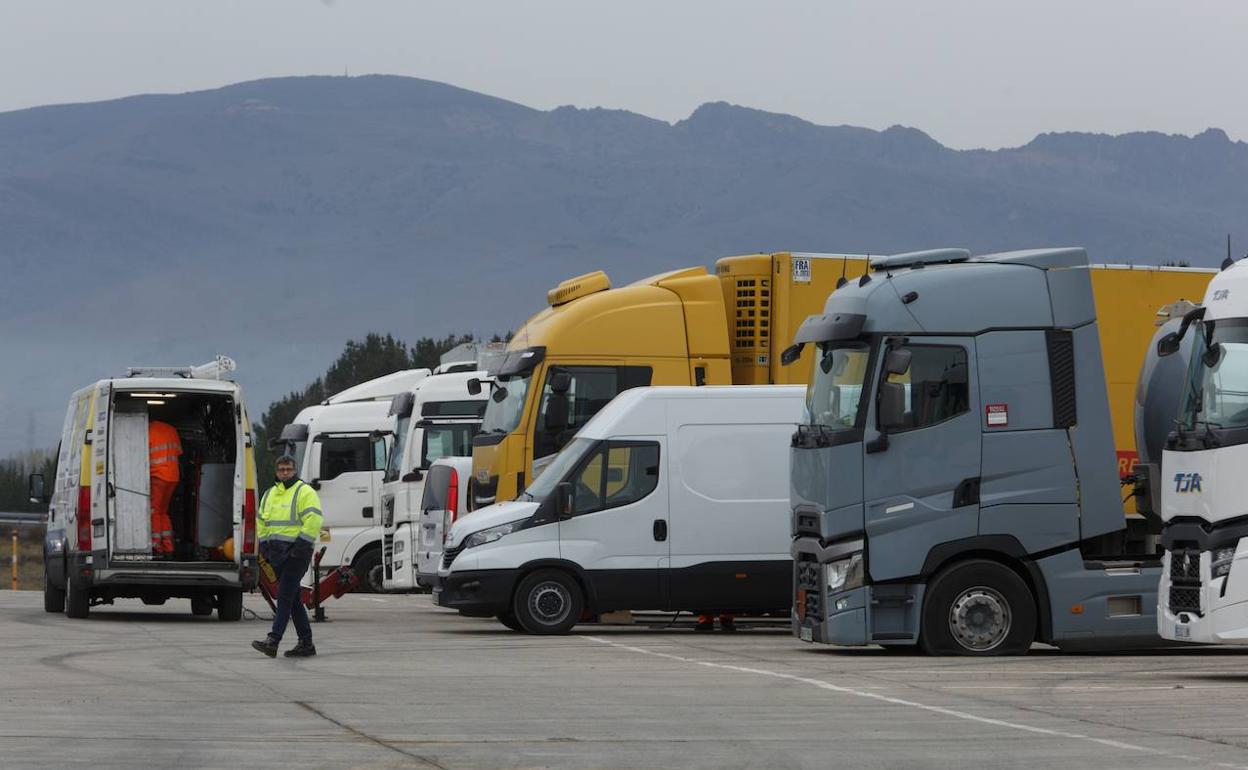 Camiones embolsados en Camporanaya en la jornada del jueves por el piquete de transportistas.