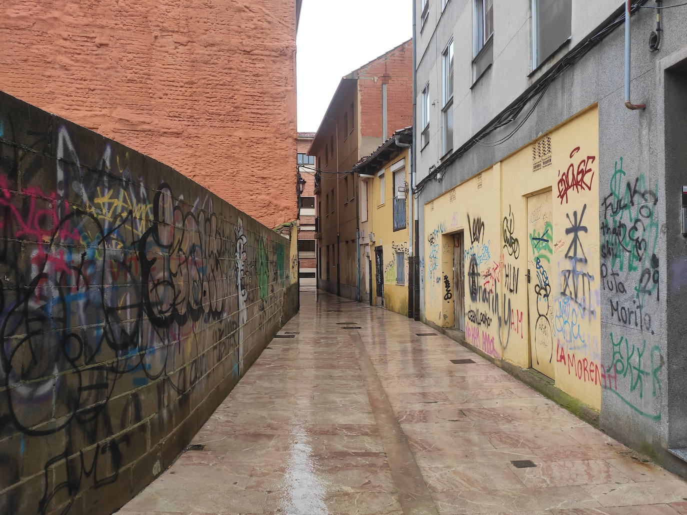 Una de las calles del barrio de Santa Marina de León.