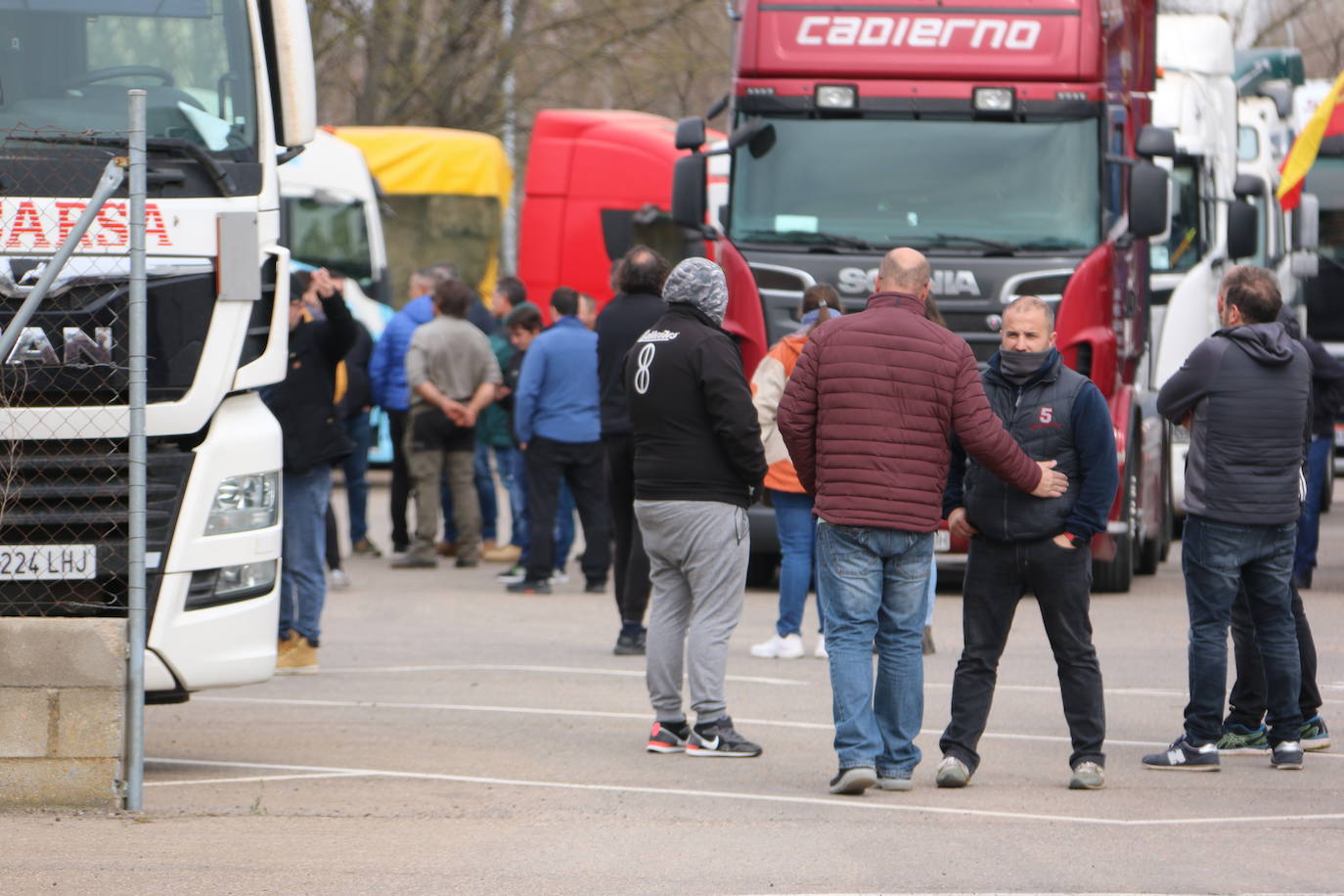 Nueva jornada de movilización: más de 60 camiones quieren colapsar la entrada y salida del polígono de Villadangos. La Plataforma del sector asegura que «este paro va a ser más duro» que otros vividos y «no se levantará el pie hasta que se reconozcan las reivindicaciones». Los transportistas reconocen que la subida del carburante es «la gota que ha colmado el vaso», pero las peticiones del sector pasan por «la revisión de la edad de jubilación, los pagos a 30 días, el reconocimiento de enfermedades profesionales y la regulación de las paradas». 