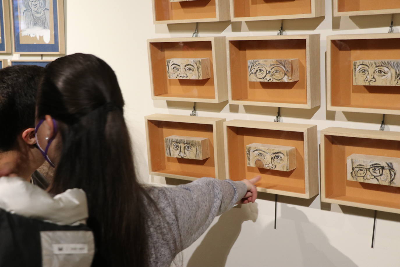 Varias pinturas de diferentes técnicas creadas por Mónica Alija forman los retratos de personas con Síndrome de Down que estarán expuestos hasta el 4 de abril en el Museo Casa Botines Gaudí.