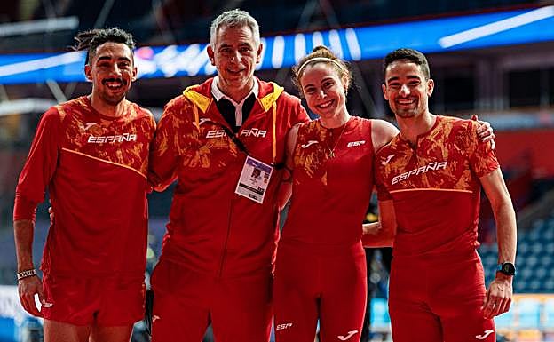 Saúl Ordóñez (I), junto a su entrenador, Uriel Reguero (CI), su compañera de entrenamientos y mundialista en 800 metros, Lorena Martín (CD) y el otro atleta español en 1.500 metros, Ignacio Fontes (D).