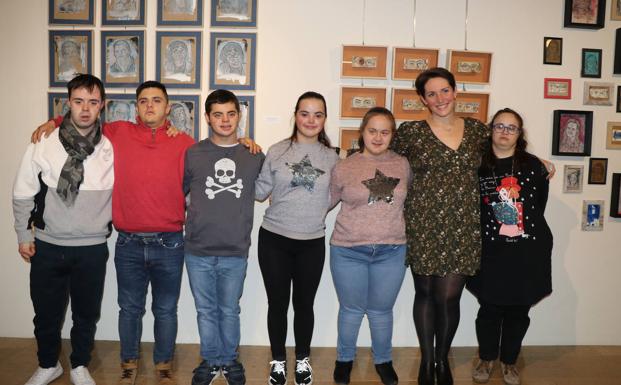 Galería. La artista, Mónica Alija, con los protagonistas y modelos de la exposición.