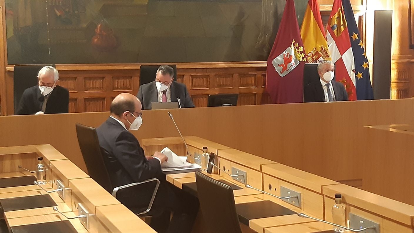 La Diputación respalda una modificación de crédito de 27 millones para elevar hasta 50 los planes provinciales. El presidente de la institución remarca la necesidad de tomar esta decisión para agilizar la llegada de efectivo a los ayuntamientos. «Es una cuestión de urgencia», asegura. 