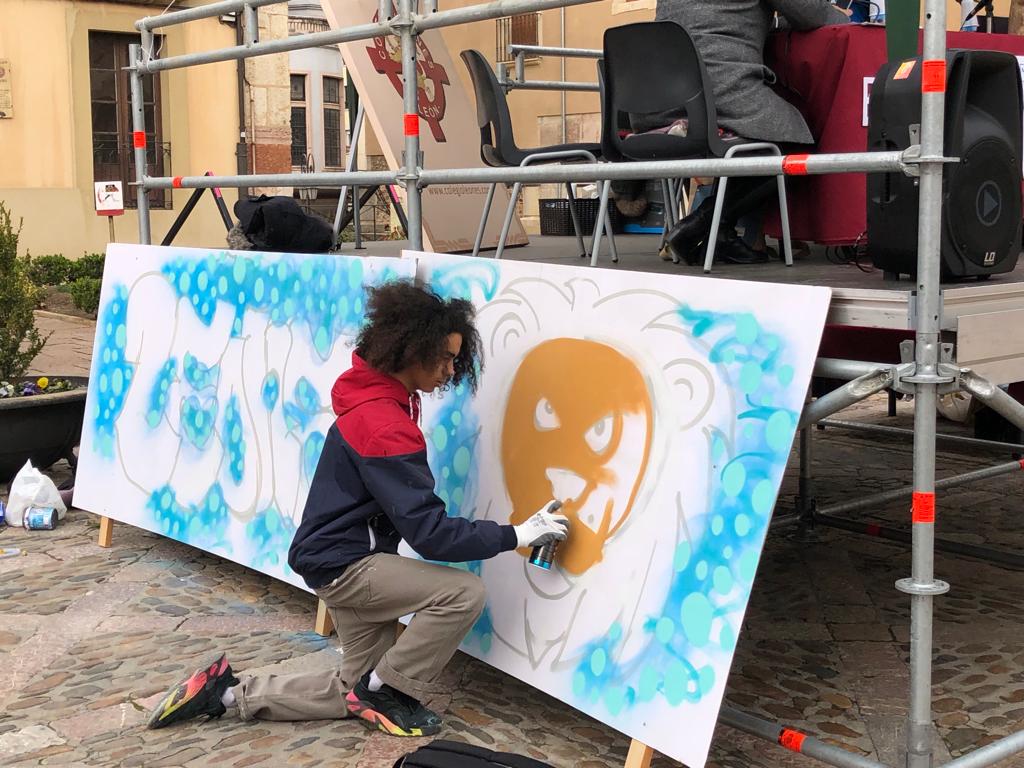 El centro retransmite un programa desde la Plaza de San Isidoro soilidario con Ucrania