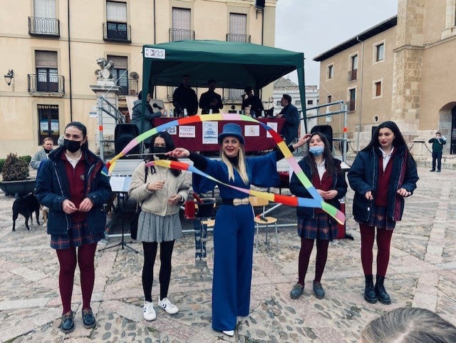 El centro retransmite un programa desde la Plaza de San Isidoro soilidario con Ucrania