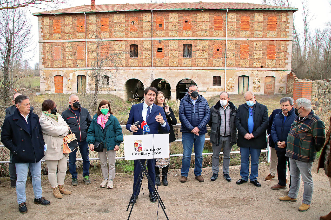 El consejero de Fomento y Medio Ambiente en funciones, Juan Carlos Suárez-Quiñones, visita la presa del Bernesga construida por la Junta en el municipio leonés de Sariegos