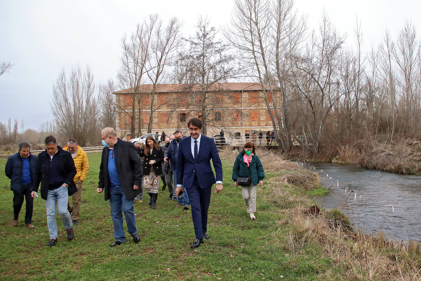 El consejero de Fomento y Medio Ambiente en funciones, Juan Carlos Suárez-Quiñones, visita la presa del Bernesga construida por la Junta en el municipio leonés de Sariegos