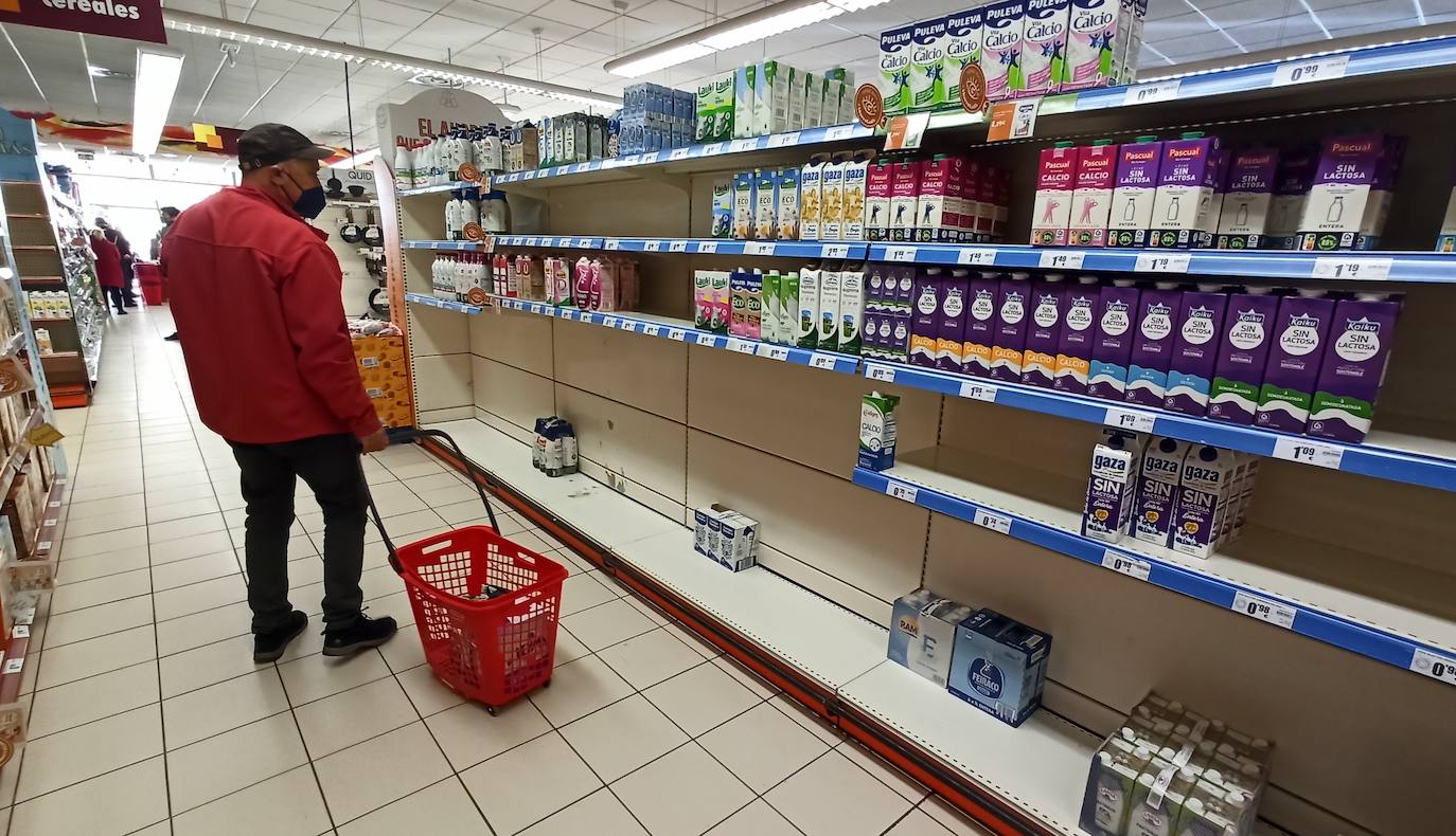 Los súpermercados de León se vacían de productos básicos: lácteos, fruta, carne y pescados. El transporte de mercancías no alcanza a servir las cantidades necesarias para poder reponer y el stock de almacén se agota mientras sigue la huelga. 