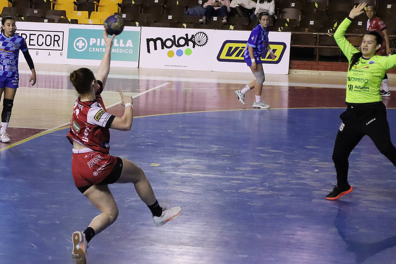 El conjunto leonés supera al Unión Financiera Oviedo y da otro paso hacia el playoff