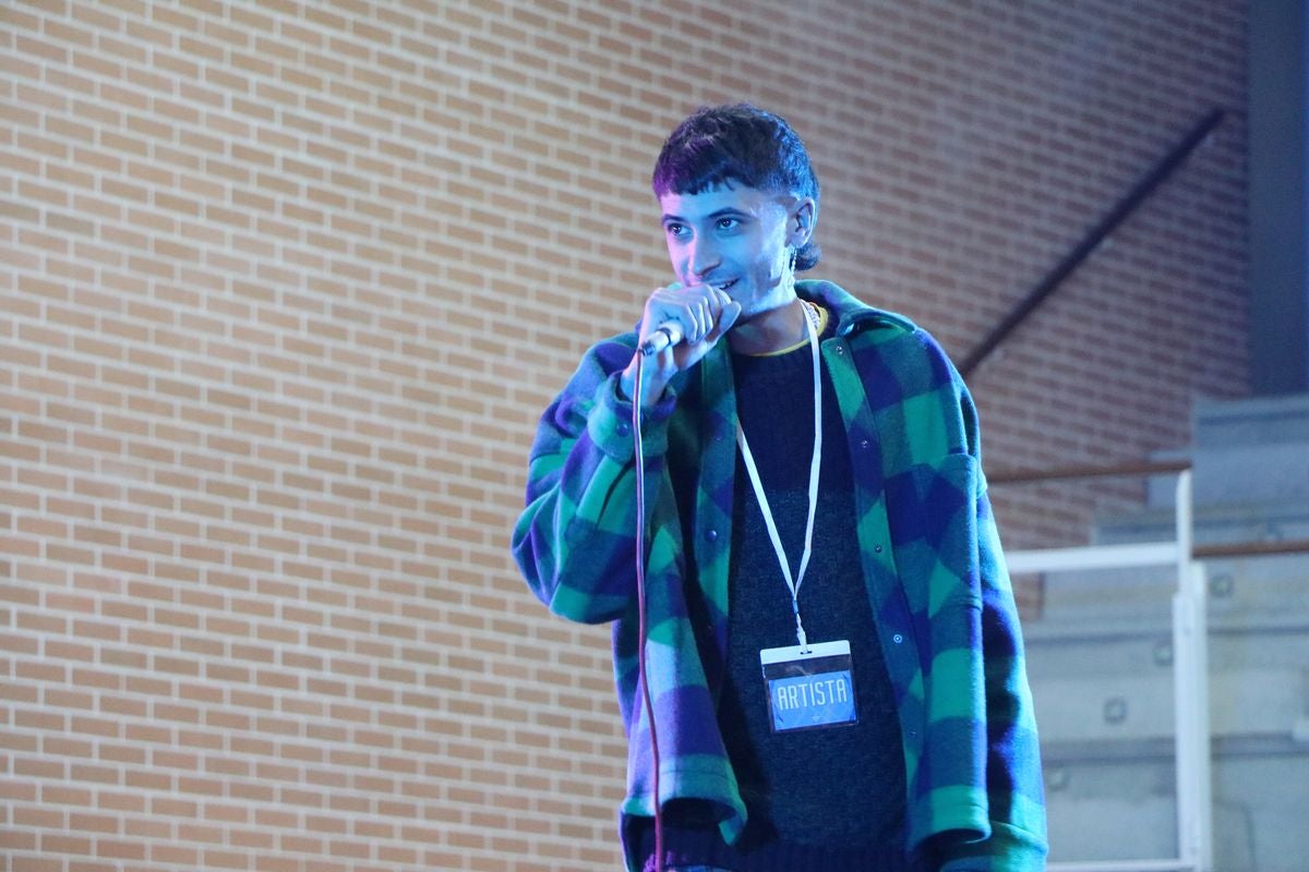 El pabellón Camino de Santiago de Trobajo ha celebrado este sábado un certamen con bandas de música urbana como 0125 y Gold Kids.