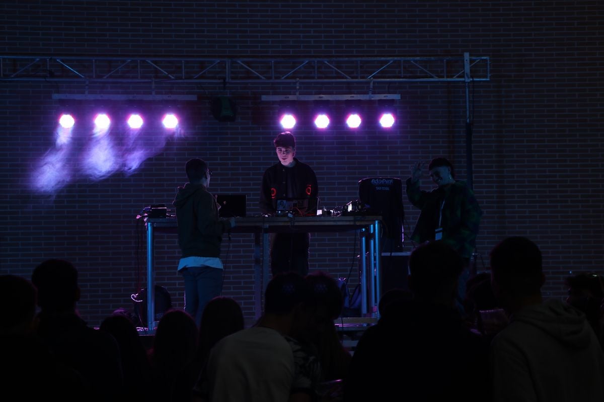 El pabellón Camino de Santiago de Trobajo ha celebrado este sábado un certamen con bandas de música urbana como 0125 y Gold Kids.