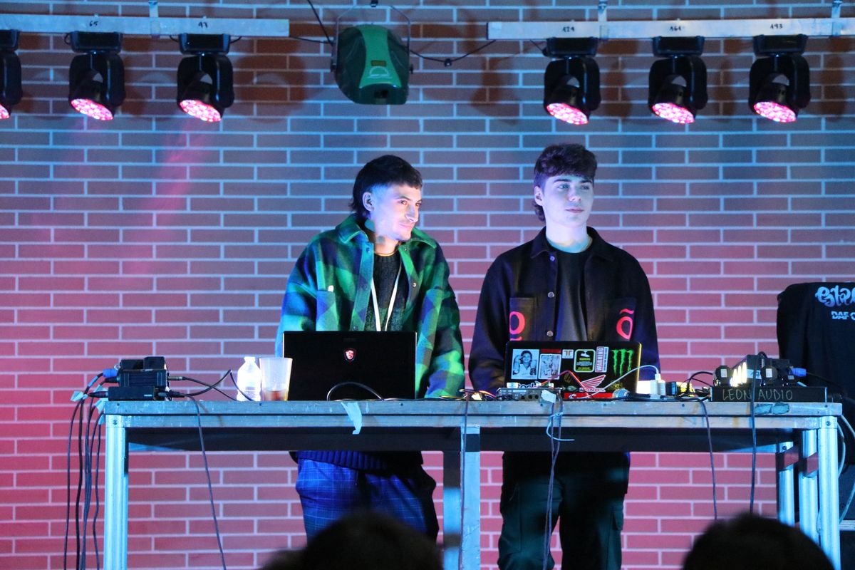 El pabellón Camino de Santiago de Trobajo ha celebrado este sábado un certamen con bandas de música urbana como 0125 y Gold Kids.