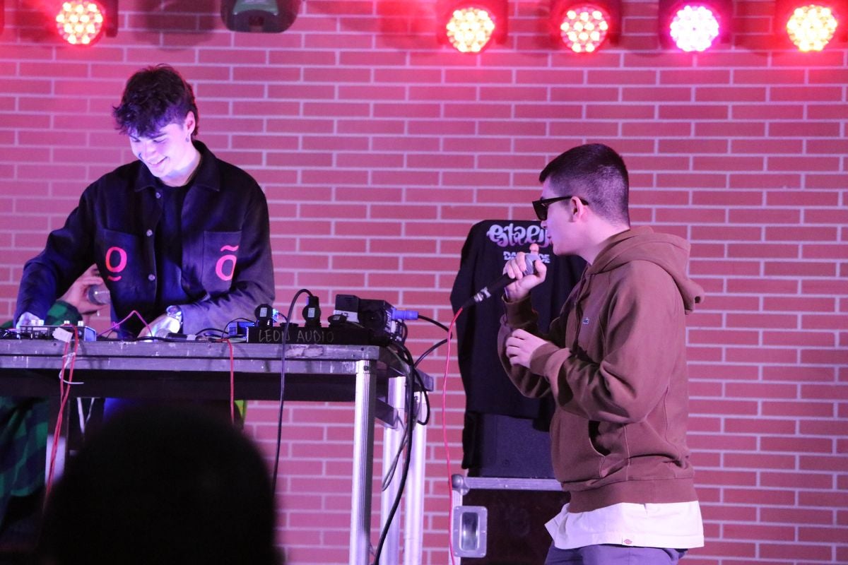 El pabellón Camino de Santiago de Trobajo ha celebrado este sábado un certamen con bandas de música urbana como 0125 y Gold Kids.