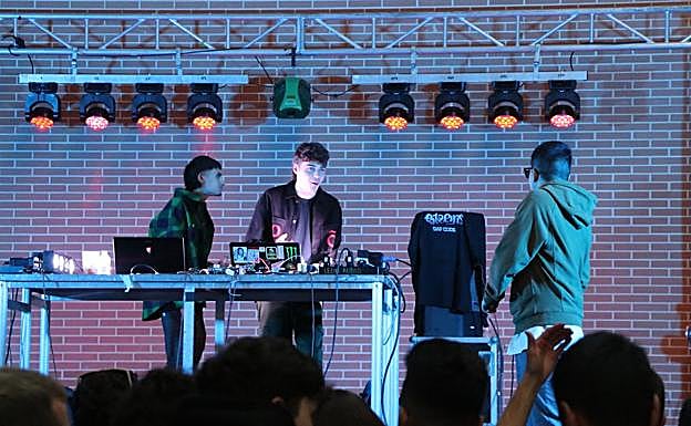 Imagen. Uno de los grupos sobre el escenario del Festival Urban Life. 