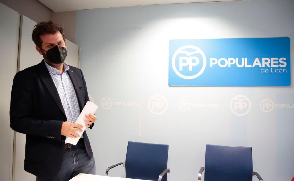 El presidente del PP de León, Javier Santiago Vélez en la sede popular.