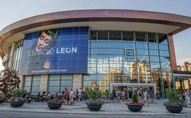 León entrega un segundo premio de la Lotería Nacional