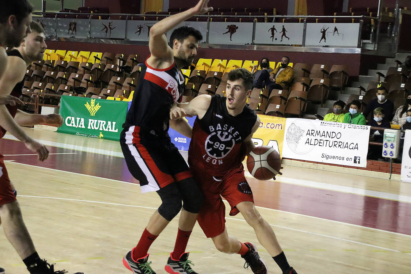 Los capitalinos superan con autoridad en el Palacio a un rival directo por el playoff como Porriño