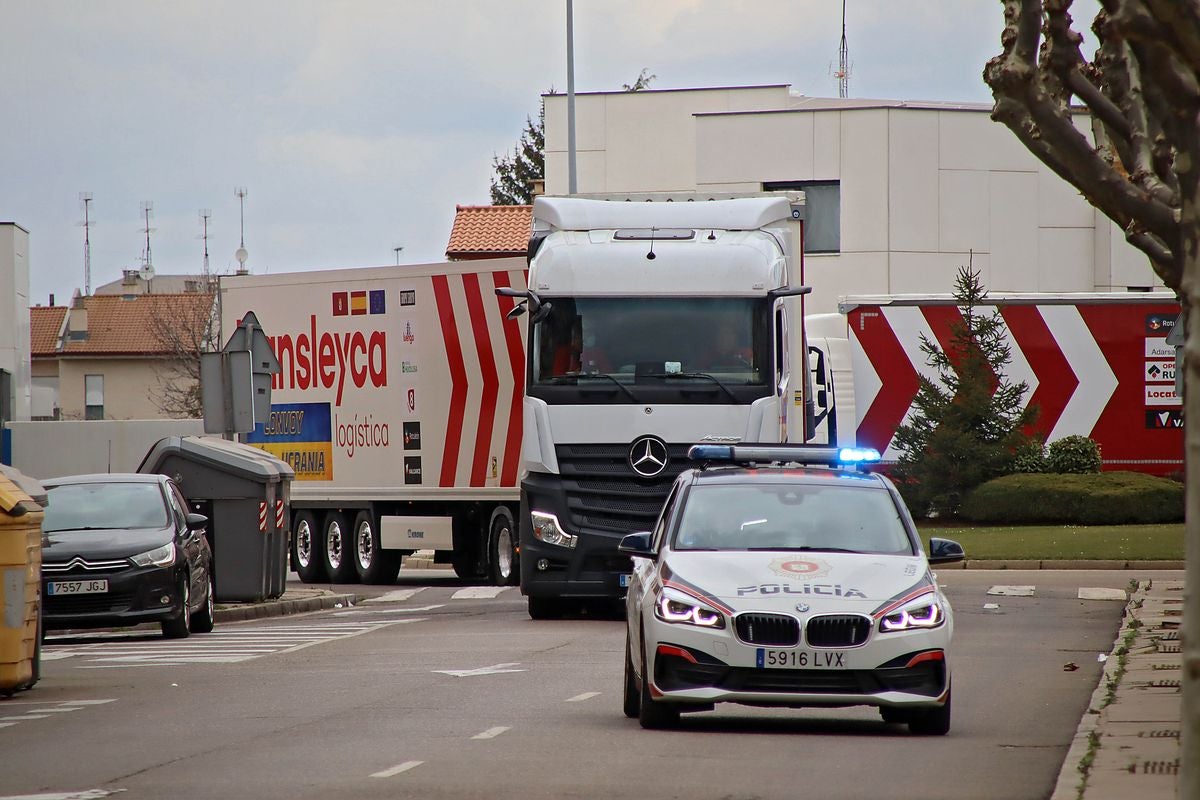 Un convoy humanitario compuesto por tres camiones ha salido este domingo de León con dirección a la frontera entre Ucrania y Eslovaquia.