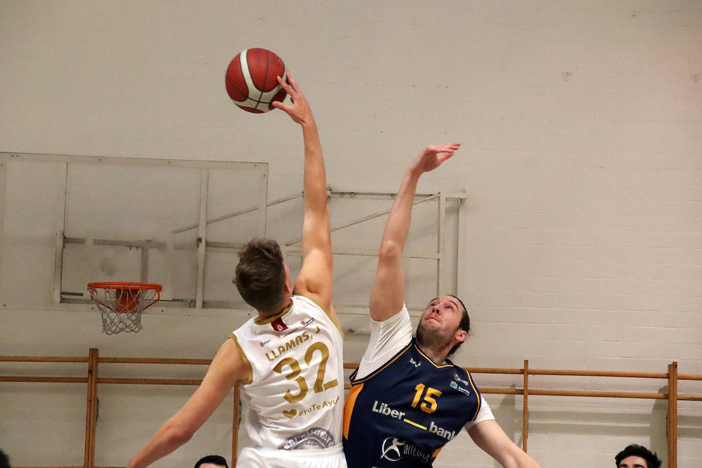 El conjunto colegial no dio opción a Unicaja Banco Oviedo y ganó 90-62 en San Esteban.