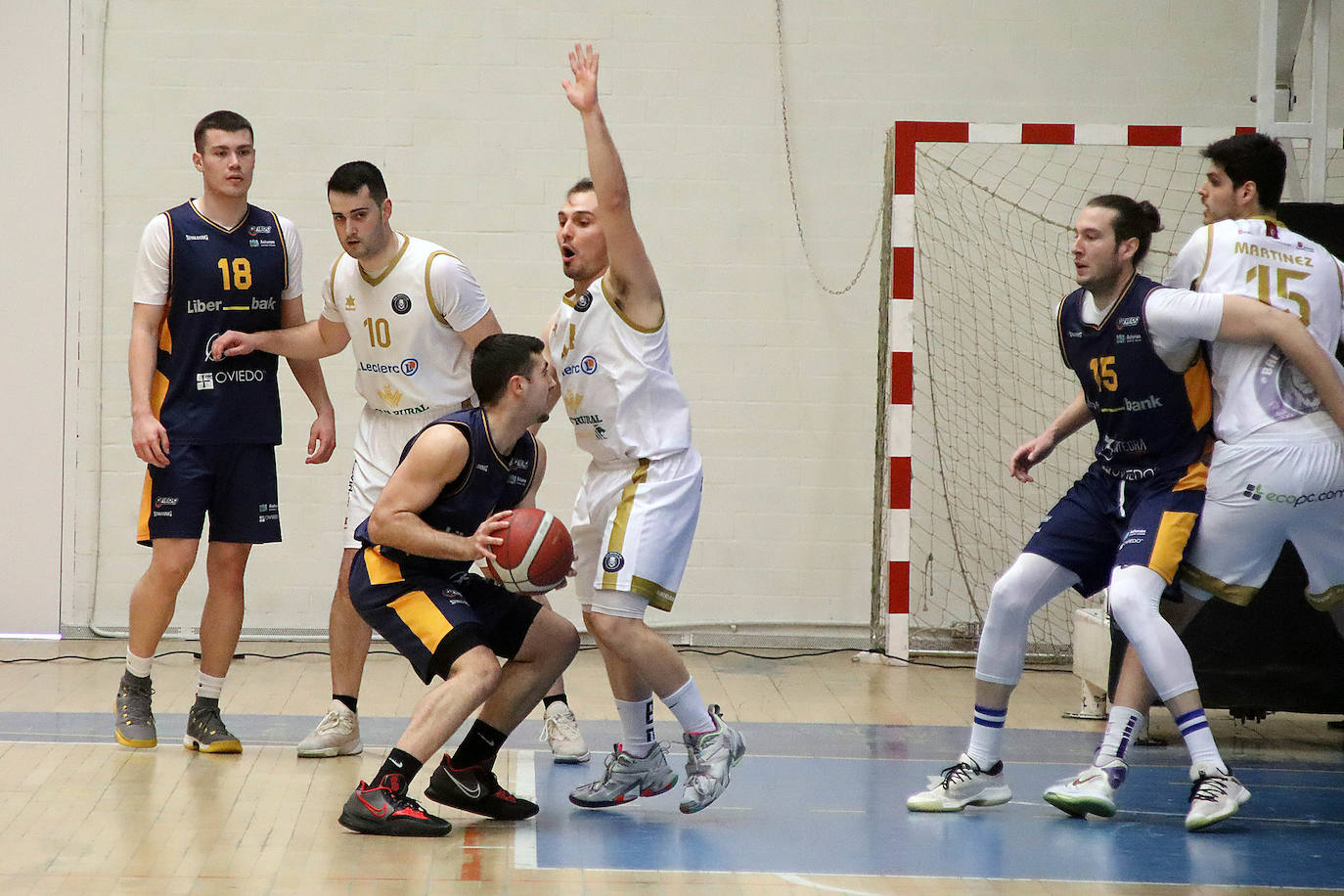 El conjunto colegial no dio opción a Unicaja Banco Oviedo y ganó 90-62 en San Esteban.