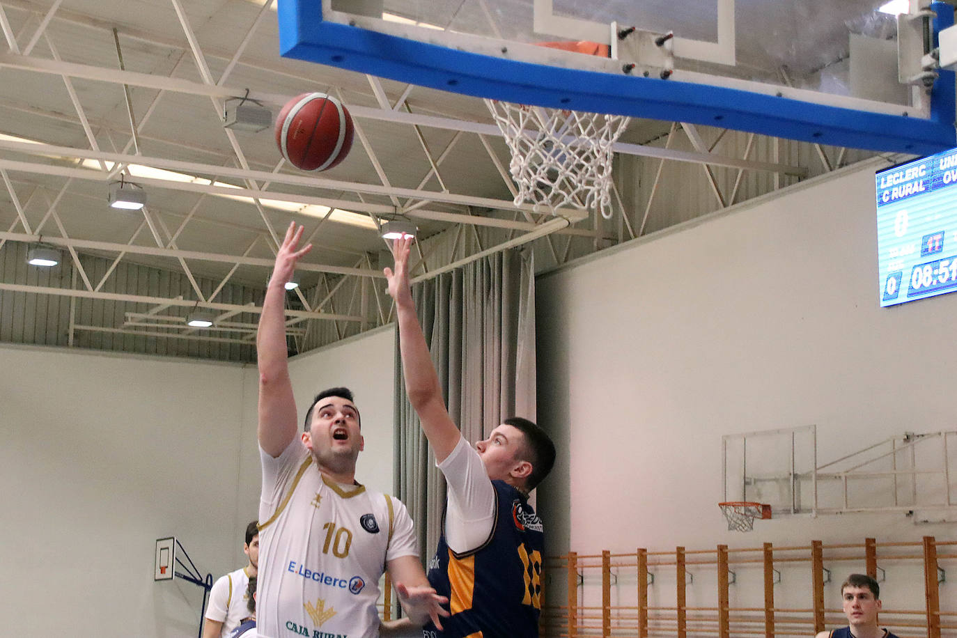 El conjunto colegial no dio opción a Unicaja Banco Oviedo y ganó 90-62 en San Esteban.