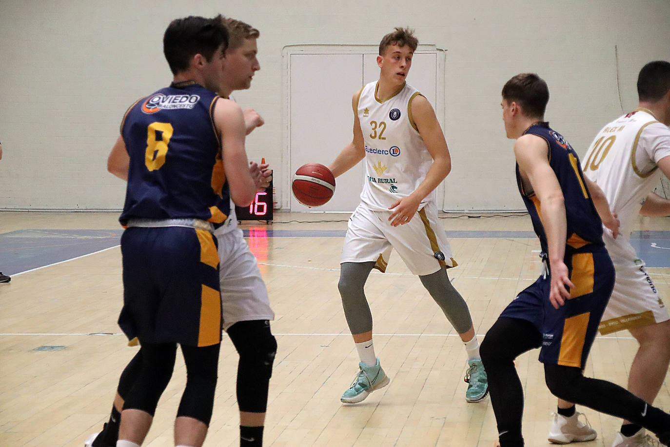 El conjunto colegial no dio opción a Unicaja Banco Oviedo y ganó 90-62 en San Esteban.