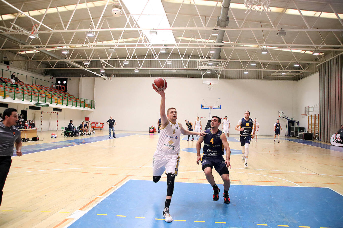 El conjunto colegial no dio opción a Unicaja Banco Oviedo y ganó 90-62 en San Esteban.