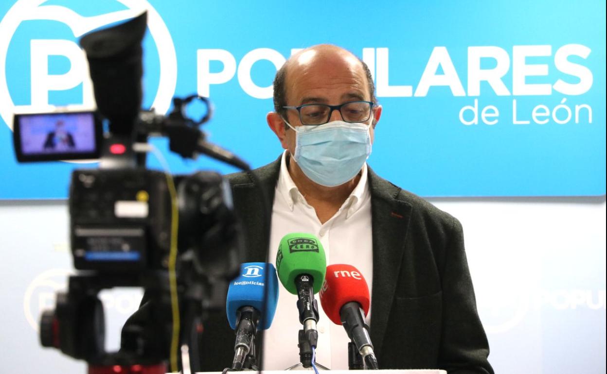 El portavoz popular en la Diputación, Francisco Castañón durante una rueda de prensa en la sede del partido.