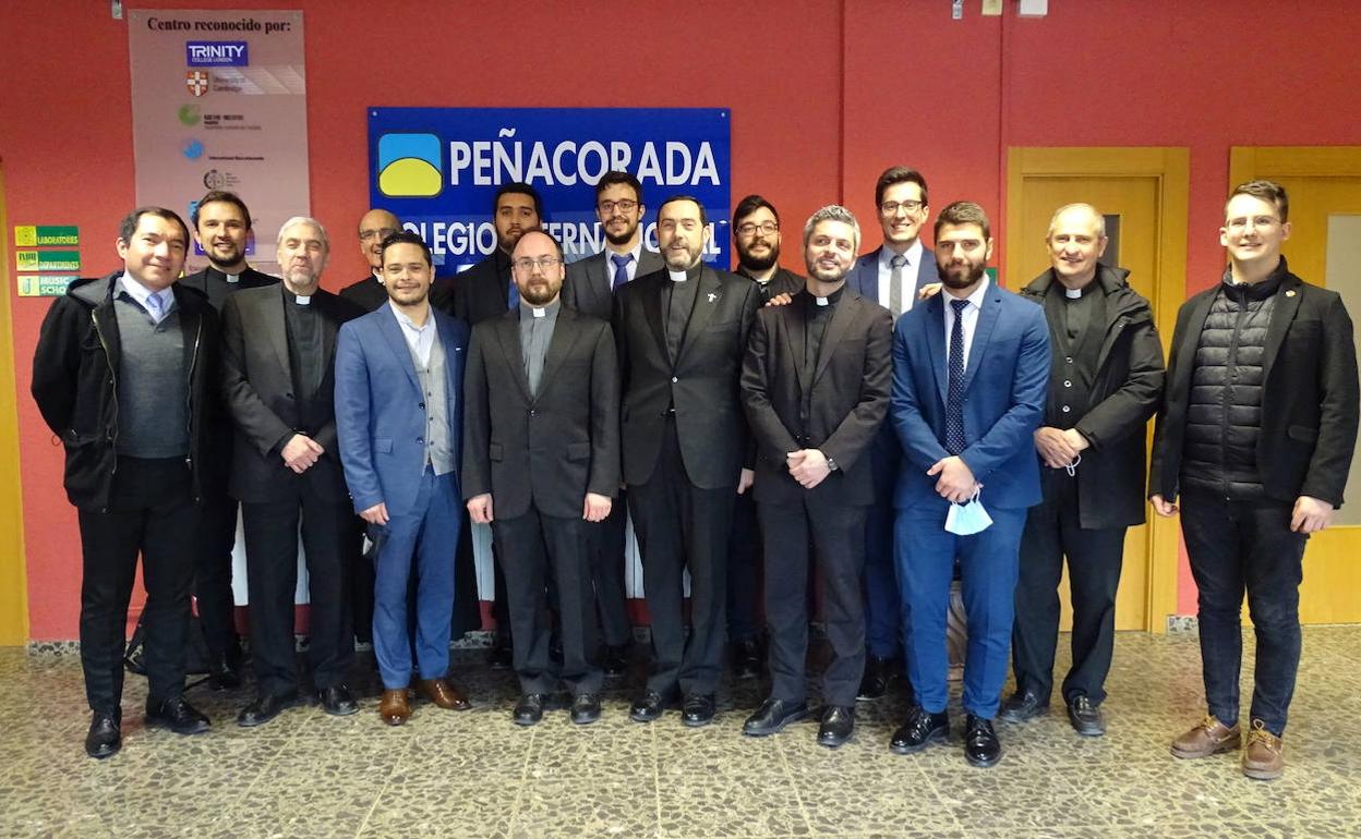 Los seminaristas del Seminario San Froilán y Redemptoris Mater Virgen del Camino de León acudieron al colegio internacional Peñacorada.