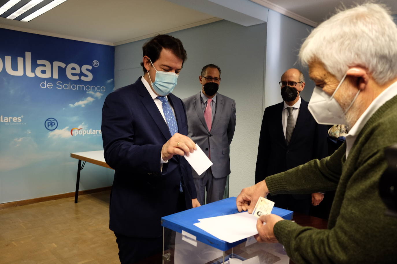 El presidente del partido Popular de Castilla y León, Alfonso Fernández Mañueco, vota en las primarias para la eleción del presidente nacinal del partido