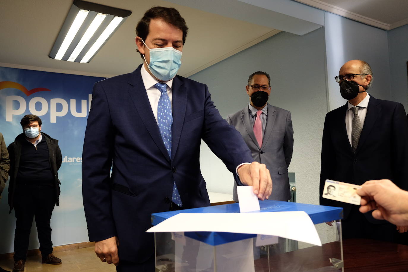 El presidente del partido Popular de Castilla y León, Alfonso Fernández Mañueco, vota en las primarias para la eleción del presidente nacinal del partido