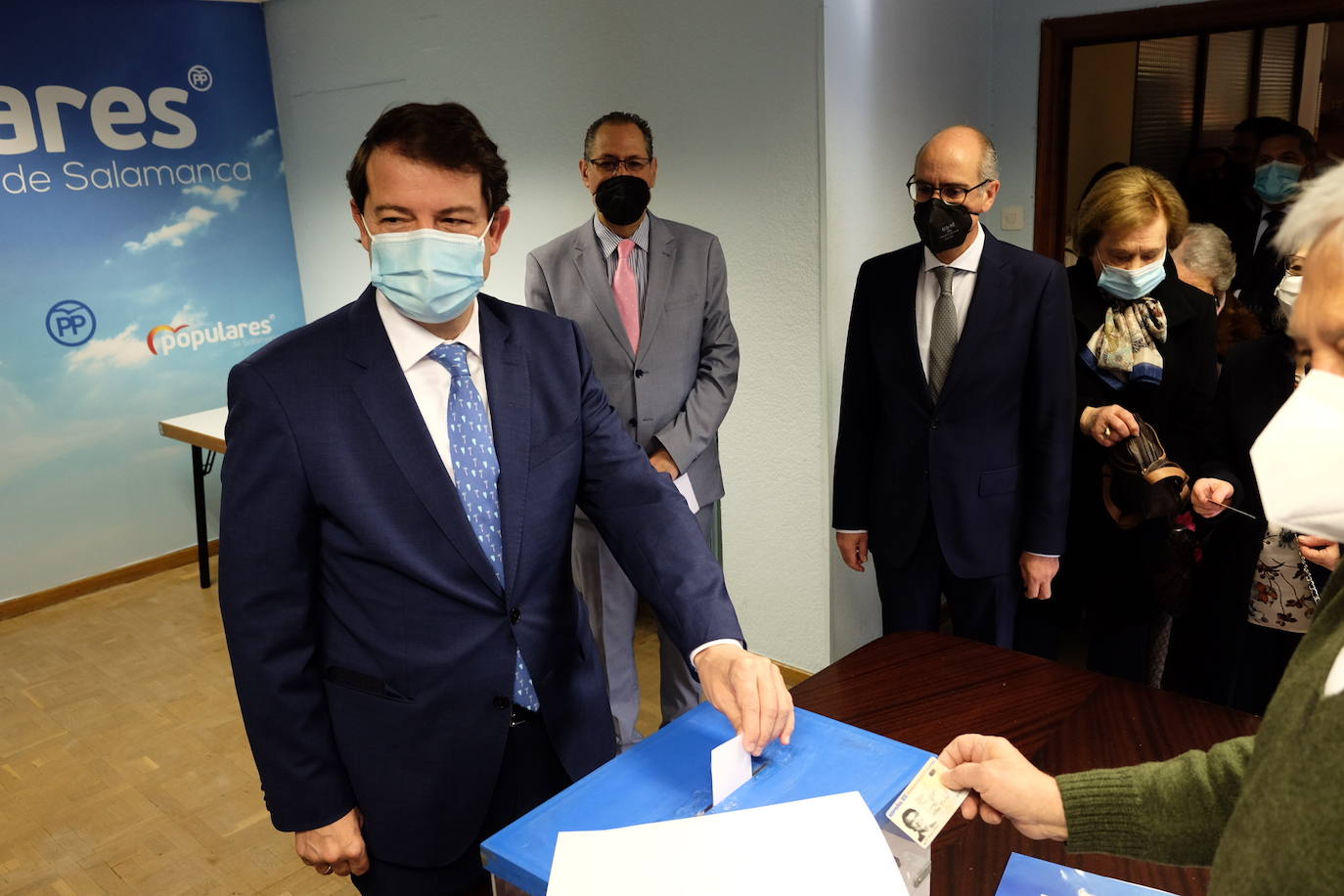 El presidente del partido Popular de Castilla y León, Alfonso Fernández Mañueco, vota en las primarias para la eleción del presidente nacinal del partido