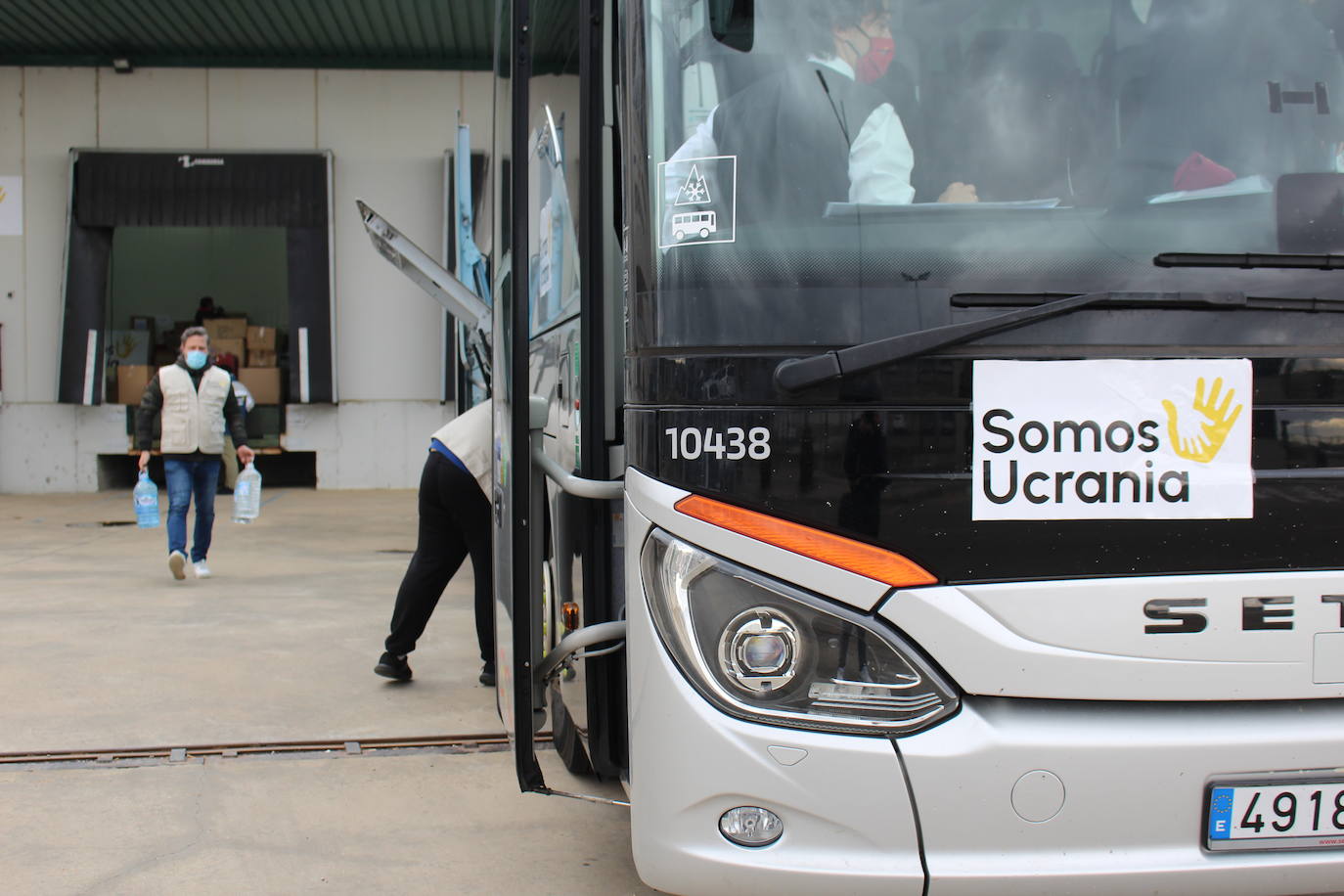 La asociación 'Somos Ucrania' fleta tres autobuses cargados de material humanitario que parten desde León y regresarán a Madrid con refugiados ucranianos