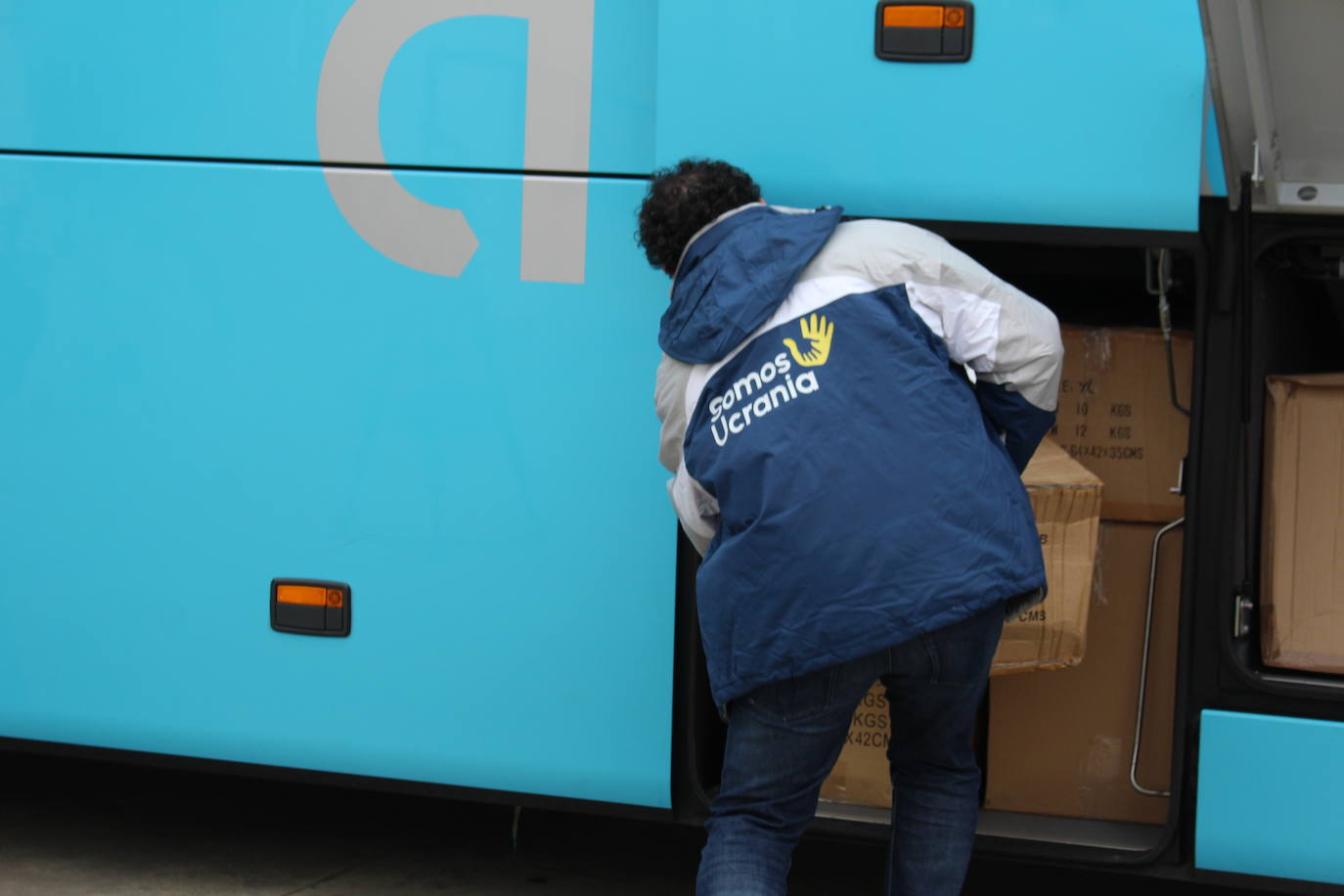 La asociación 'Somos Ucrania' fleta tres autobuses cargados de material humanitario que parten desde León y regresarán a Madrid con refugiados ucranianos