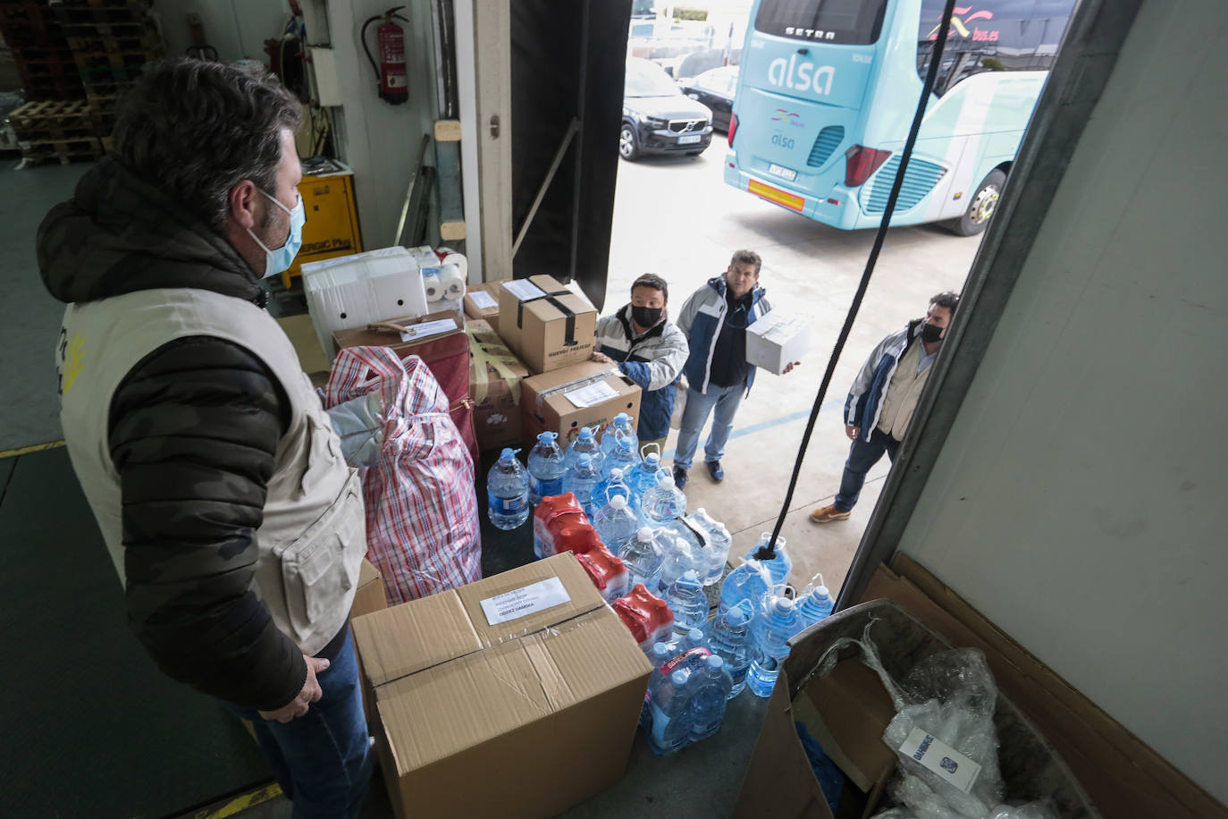 La asociación 'Somos Ucrania' fleta tres autobuses cargados de material humanitario que parten desde León y regresarán a Madrid con refugiados ucranianos