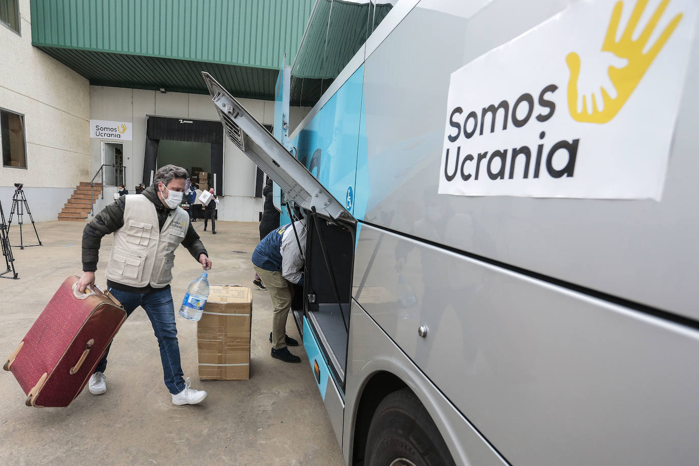 La asociación 'Somos Ucrania' fleta tres autobuses cargados de material humanitario que parten desde León y regresarán a Madrid con refugiados ucranianos