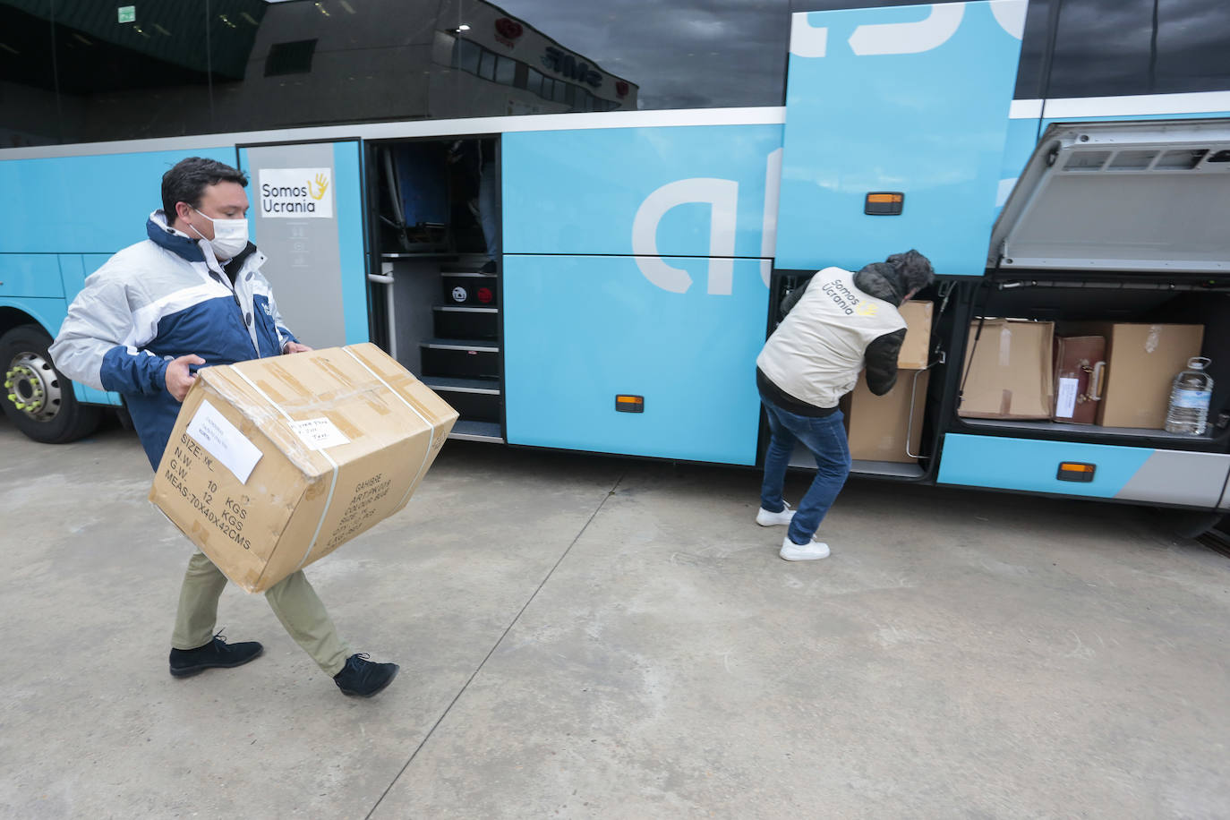 La asociación 'Somos Ucrania' fleta tres autobuses cargados de material humanitario que parten desde León y regresarán a Madrid con refugiados ucranianos