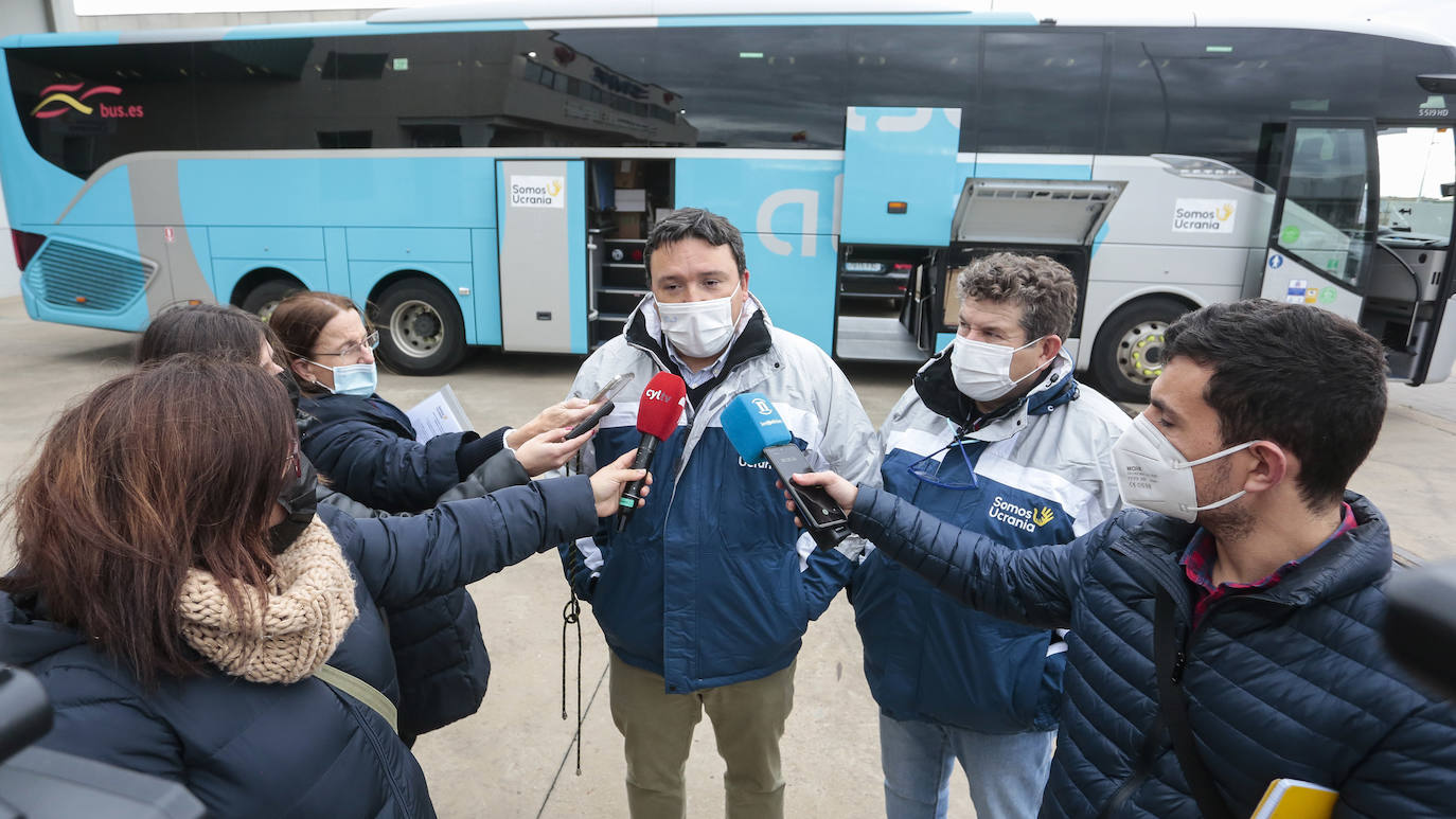 La asociación 'Somos Ucrania' fleta tres autobuses cargados de material humanitario que parten desde León y regresarán a Madrid con refugiados ucranianos