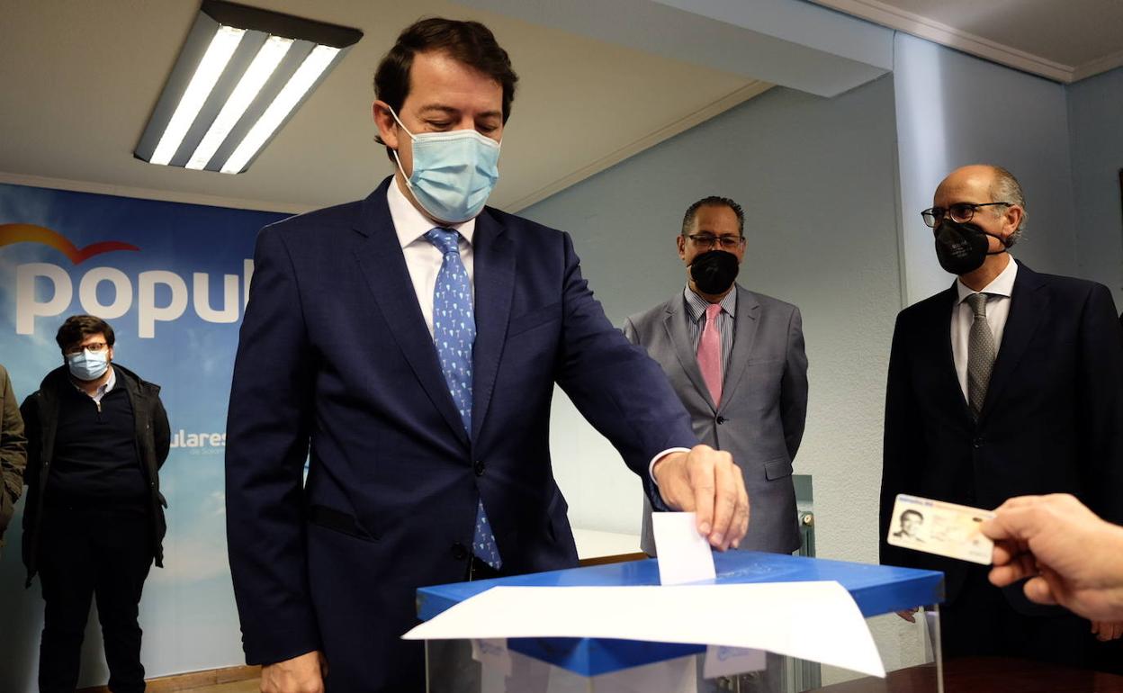 Alfonso Fernández Mañueco deposita su voto en el proceso de formación de primerias del PP.