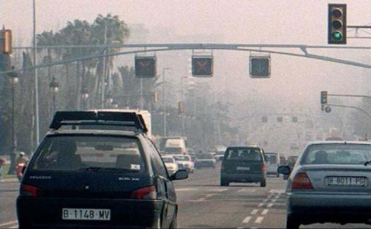 Coches circulando a la entrada a Barcelona por la Diagonal en una imagen antigua.