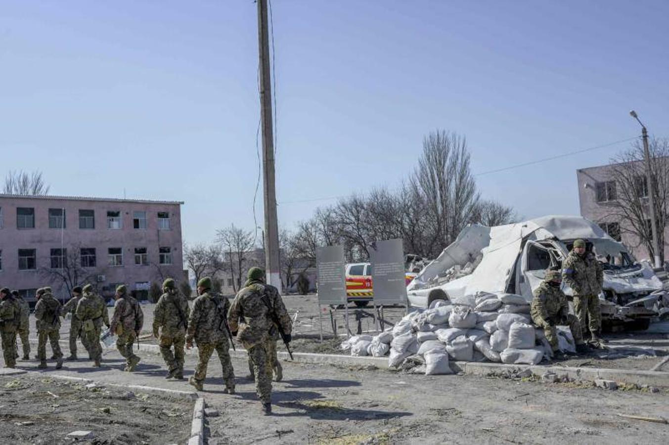 Soldados ucranianos caminan junto a la escuela militar alcanzada por cohetes rusos el día anterior. 