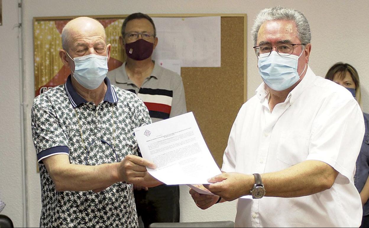 Antonio Verduras, a la izquierda, junto al actual presidente Ángel Rivero. 