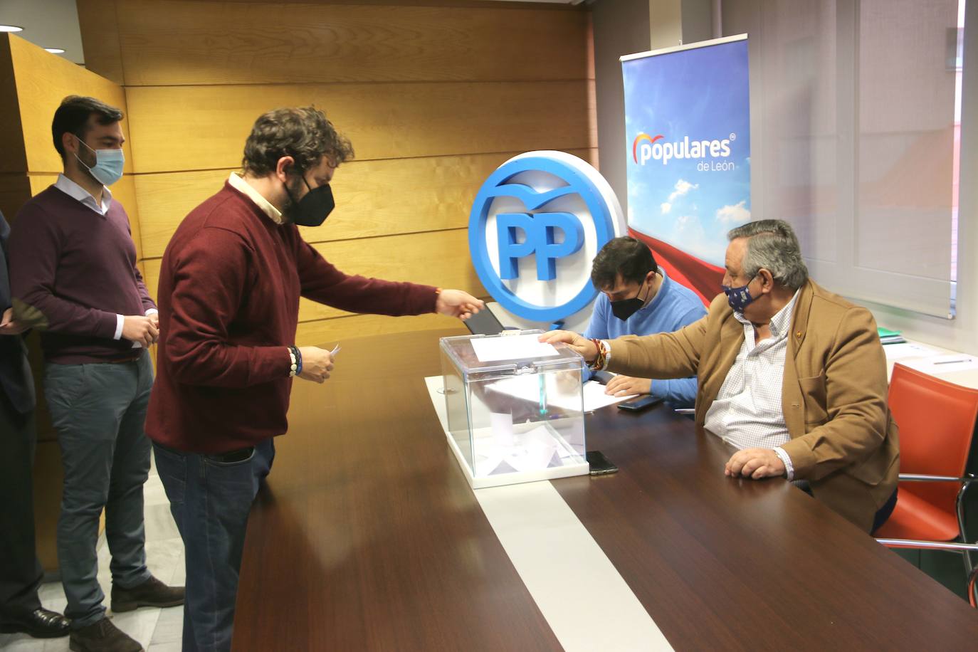 Javier Santiago Vélez, secretario provincial del Partido Popular, ejerce su derecho a voto en las primarias del partido. 