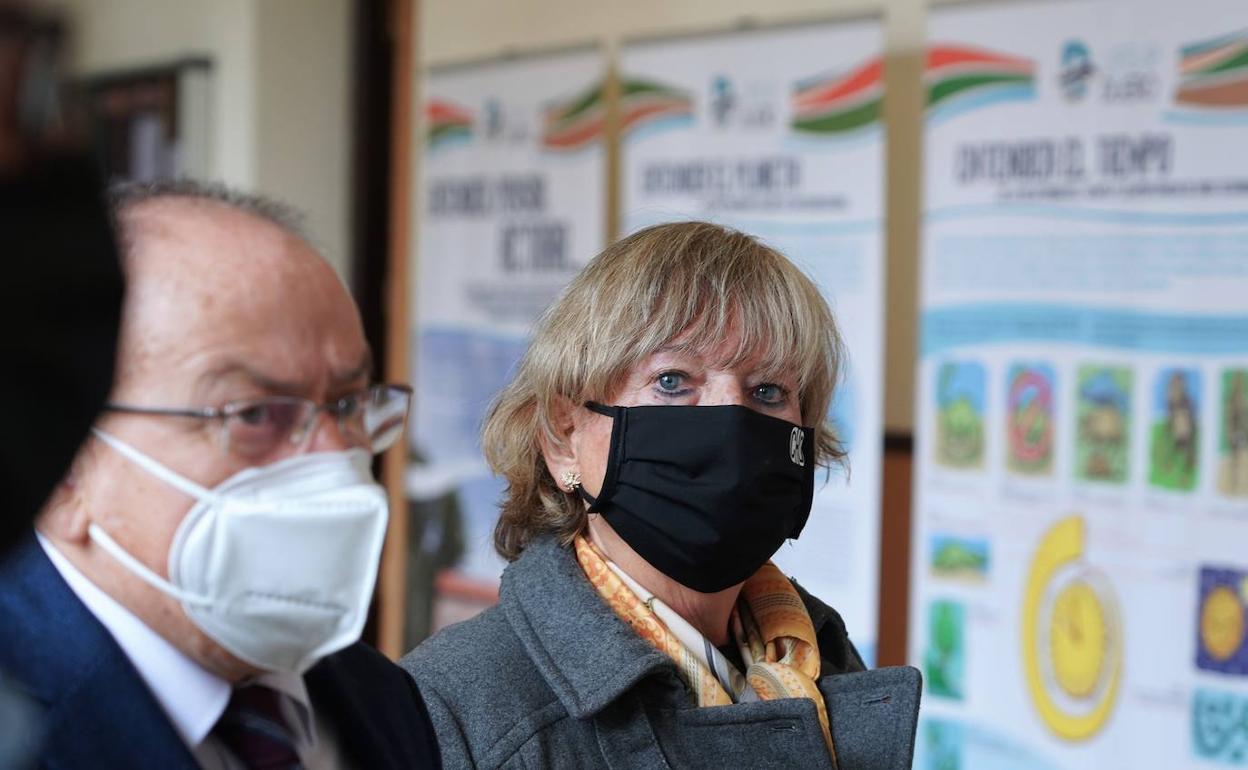 La presidenta de la CHD este martes durante una visita a un colegio en Olmedo.