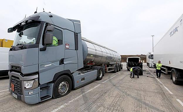 La huelga de transportistas sigue adelante mientras el Gobierno solo negocia con la patronal. 