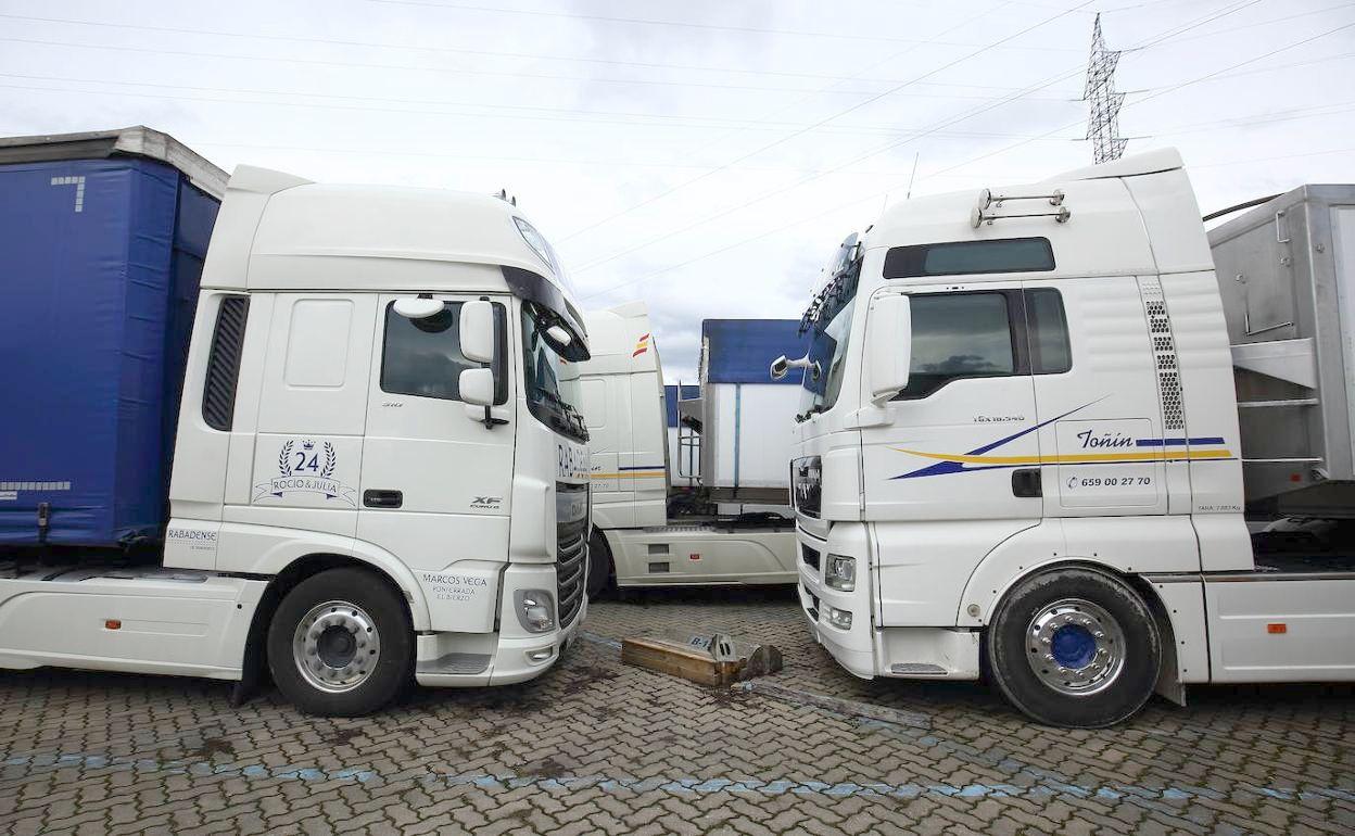 Transportistas durante una de sus concentraciones como protesta por el incremento de costes. 