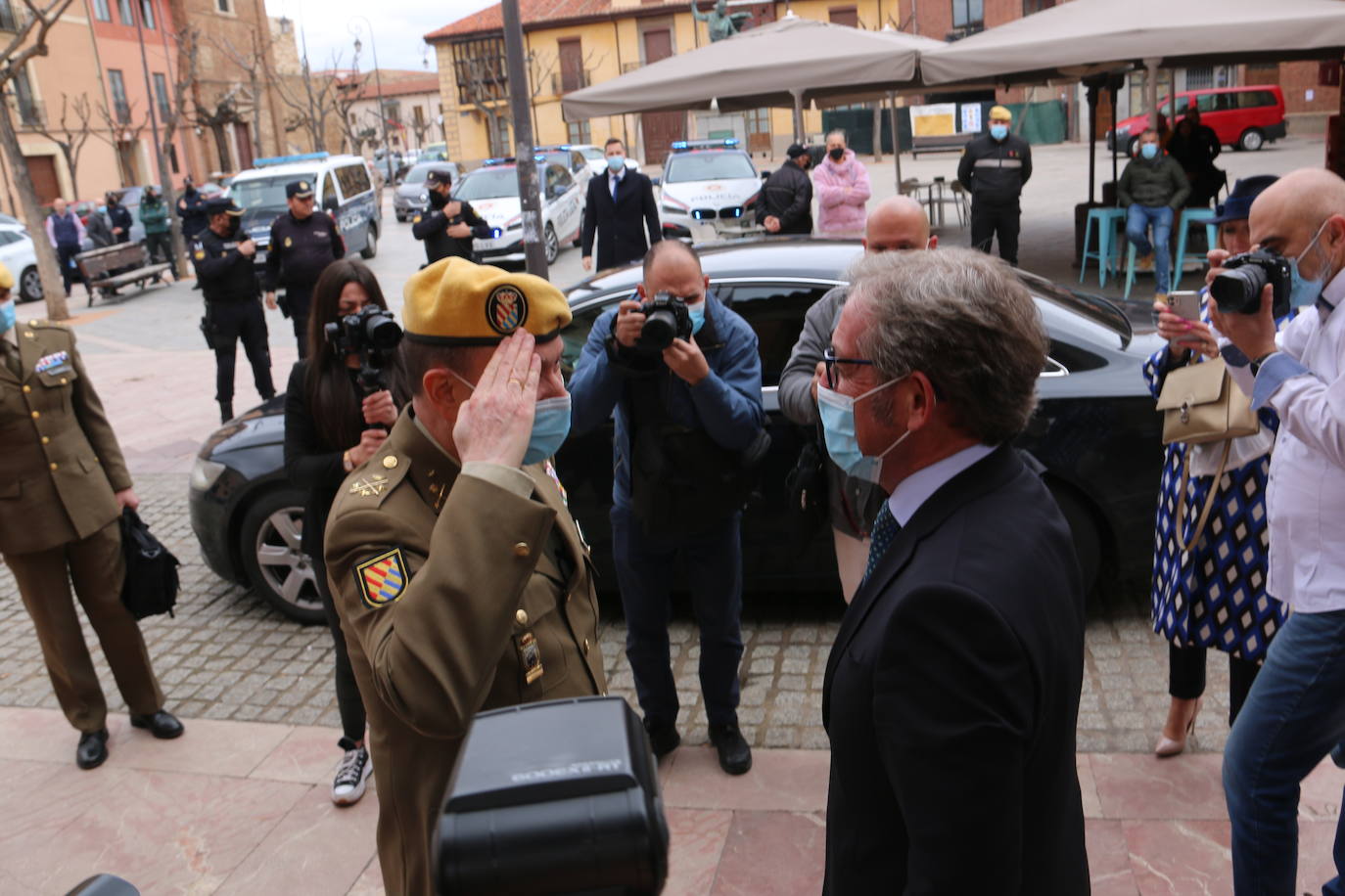 Acto de entrega de la Medalla de Oro de la Cámara de Comercio de León a la Unidad Militar de Emergencias