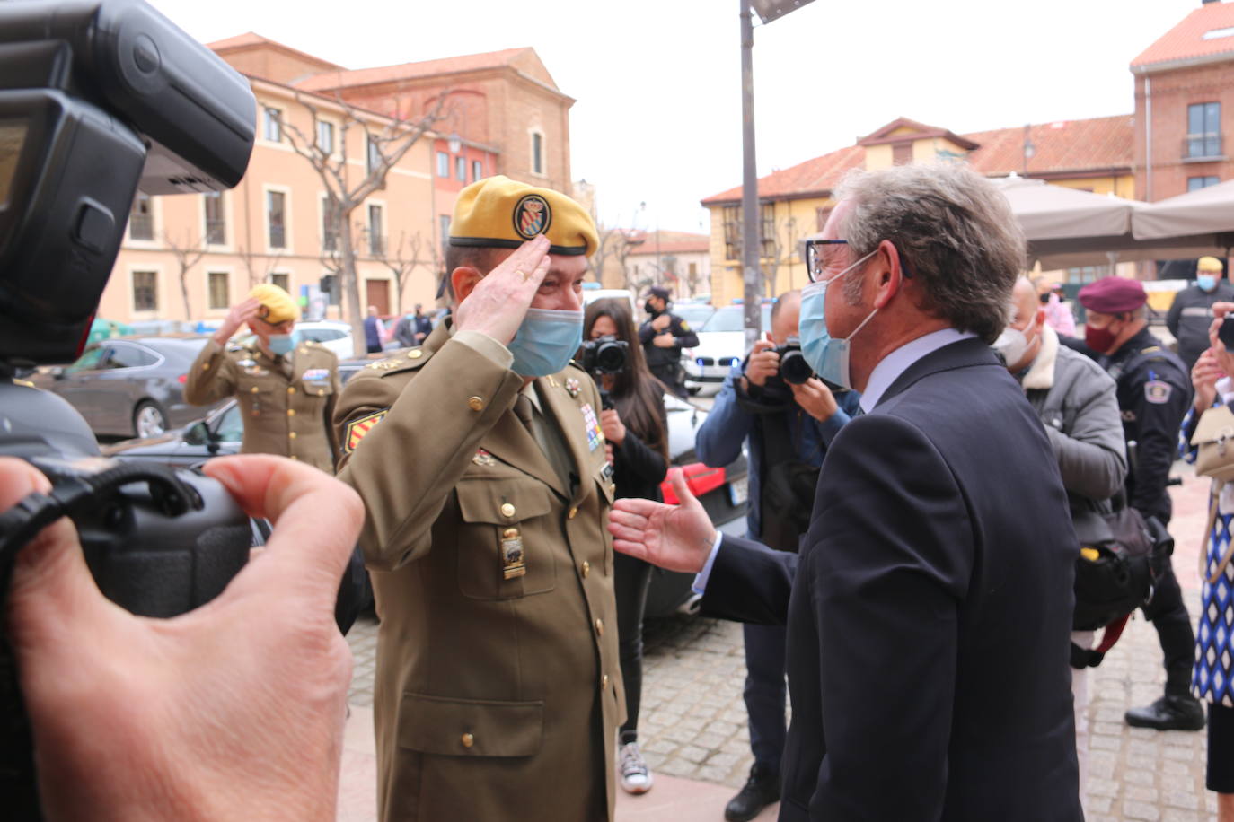 Acto de entrega de la Medalla de Oro de la Cámara de Comercio de León a la Unidad Militar de Emergencias