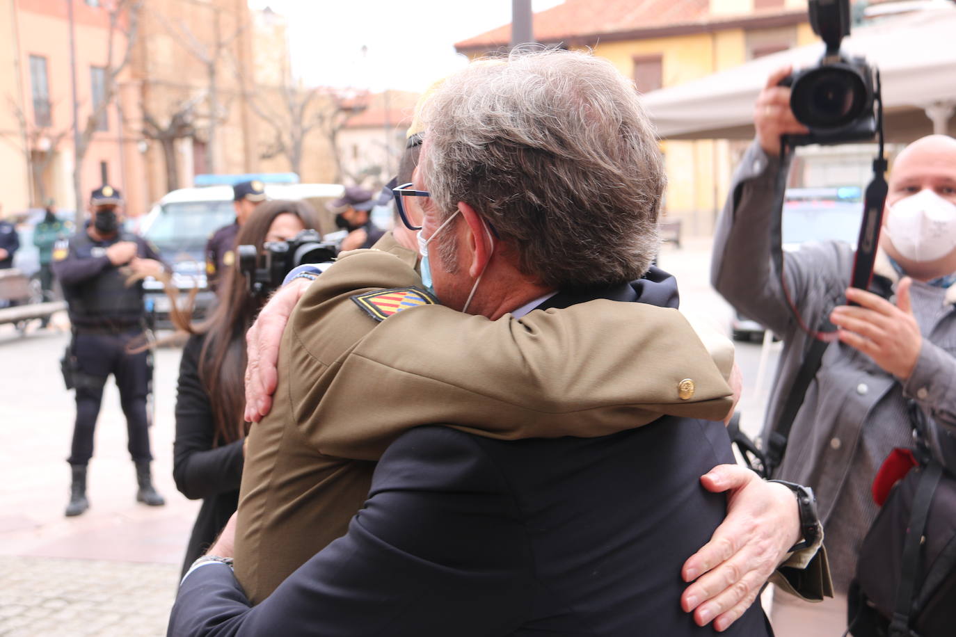 Acto de entrega de la Medalla de Oro de la Cámara de Comercio de León a la Unidad Militar de Emergencias