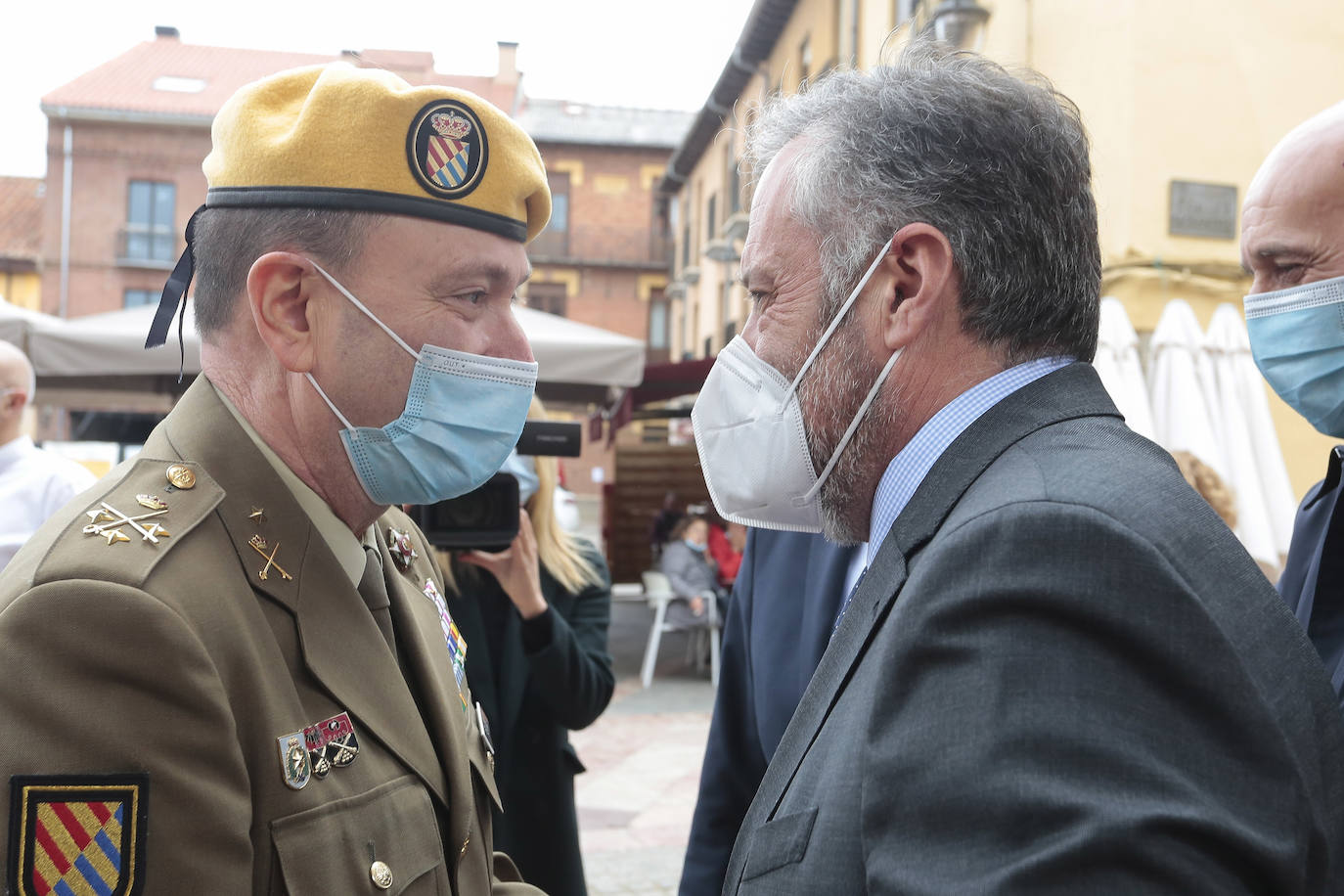 El teniente general Jefe de la UME, Luis Manuel Martínez Meijide, recibe la Medalla de Oro que la Cámara de Comercio de León otorga a la entidad de la mano de su presidente, Javier Vega, con la asistencia de diversas autoridades y representantes institucionales. 